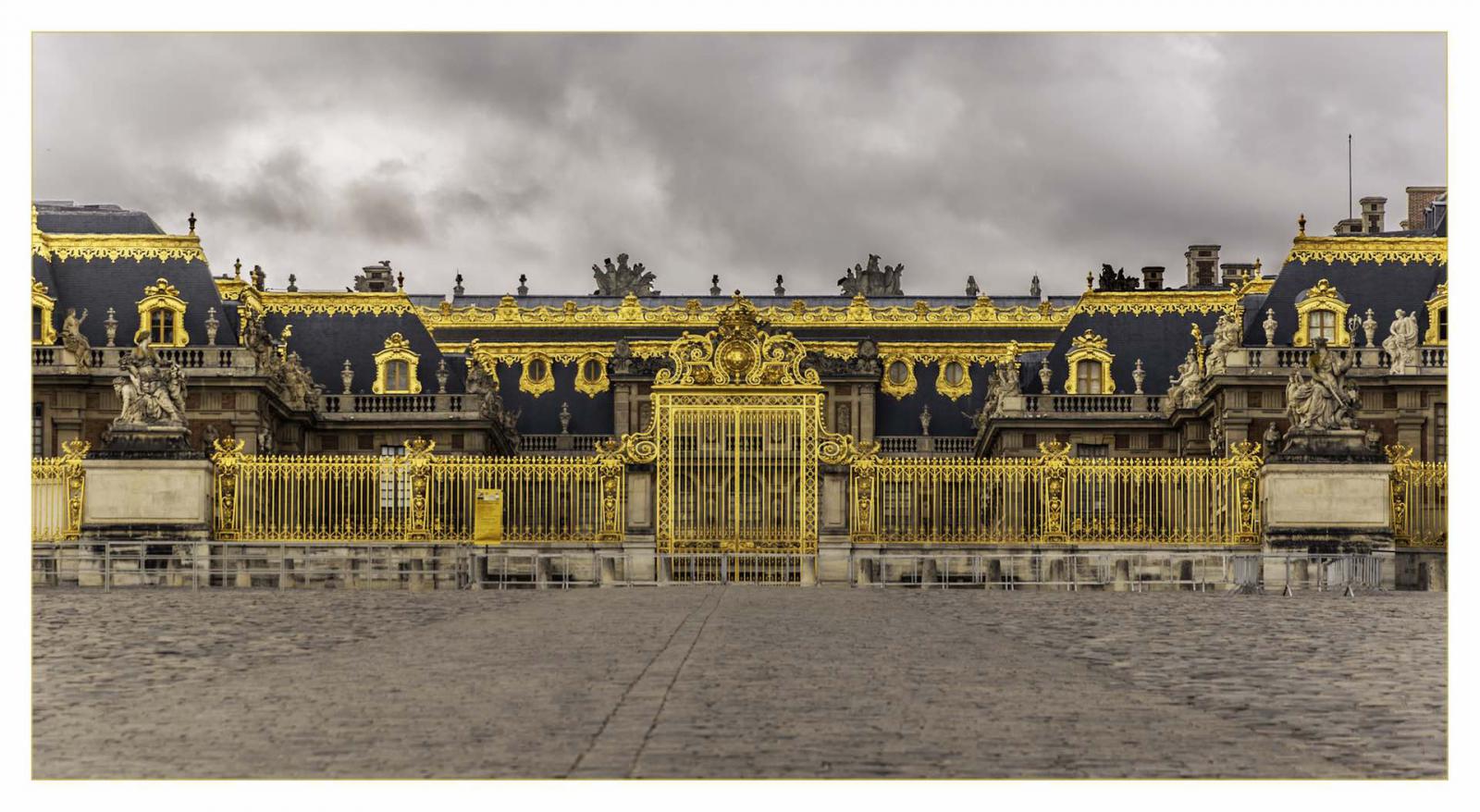 Découvrir le château de Versailles - la grille dorée de l'entrée